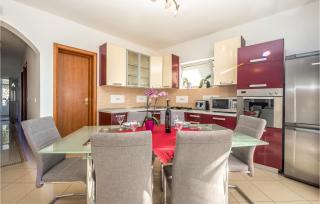 Gorgeous Apartment In Crikvenica - Crikvenica - 4
