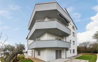 1 Bedroom Amazing Apartment In Peroj - Peroj - 1