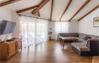 8 Bedroom Awesome Home In Pula - 7