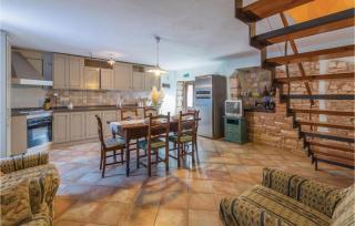 5 Bedroom Cozy Home In Galizana - 9