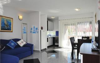 1 Bedroom Amazing Apartment In Bibinje - Bibinje - 9