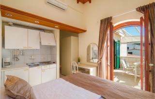 Amazing Apartment In Okrug Donji - 8