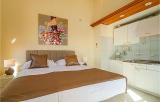 Amazing Apartment In Okrug Donji - Okrug Donji - 6