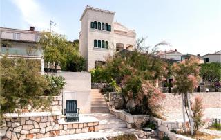 Amazing Apartment In Okrug Donji - 1