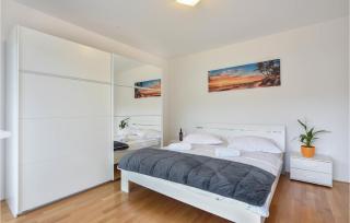 Stunning Apartment In Podstrana - 8