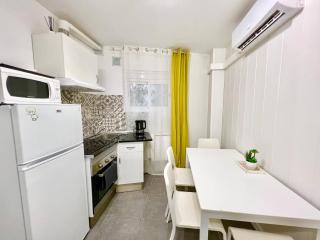 Cozy Suite apartment, WiFi! - Santa Coloma - 5