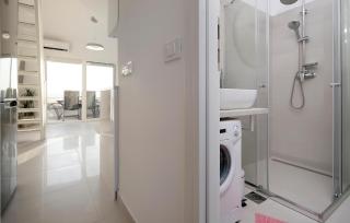 Gorgeous Apartment In Stinica - 9