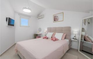 Gorgeous Apartment In Stinica - 5
