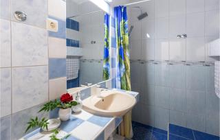 1 Bedroom Stunning Apartment In Komarna - 1