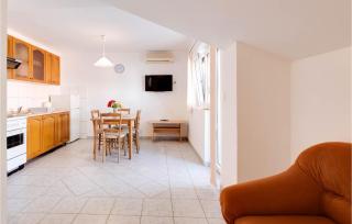 1 Bedroom Amazing Apartment In Marsici - Sveti Vid-Miholjice - 6