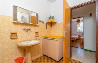 3 Bedroom Nice Apartment In Klenovica - 9