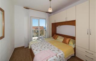 Beautiful Apartment In Okrug Gornji - 3