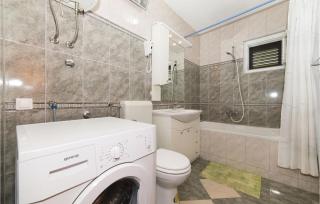 Beautiful Apartment In Okrug Gornji - 2