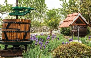 Three-Bedroom Holiday Home In Lecevica - Lećevica - 1