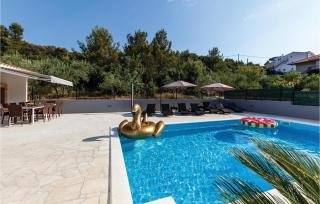 Nine-Bedroom Holiday Home In Arbanija - 3