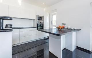 Three-Bedroom Holiday Home In Brodarica - Brodarica - 3