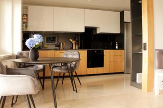 Luxurious, Spacious, Modern Gem. Great Location ! - 4