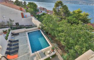 4 Bedroom Cozy Apartment In Okrug Donji - Okrug Donji - 3