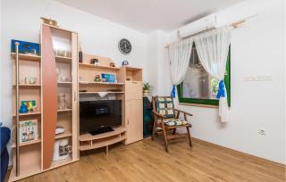 Stunning Apartment In Potocnica - Borovići - 9