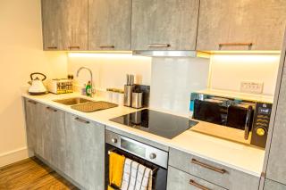 Attractive 2 Bedroom Penthouse with free Parking - Romford - 4