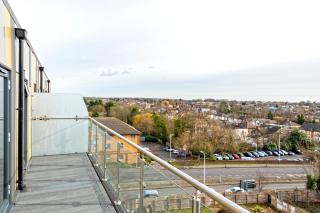 Attractive 2 Bedroom Penthouse with free Parking - Romford - 3