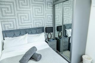 Attractive 2 Bedroom Penthouse with free Parking - Romford - 2
