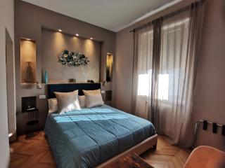PARMA EXPRESS Traveller's Lodging front Station FS Privat PARKING - 9