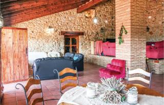 6 Bedroom Awesome Home In La Salzadella - Mas dʼen Rieres - 4