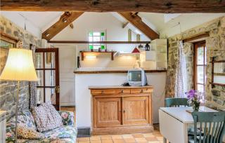 Gorgeous Home In Quettehou With Wifi - 9