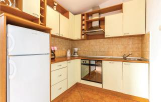 Stunning Apartment In Novi Vinodolski - Novi Vinodolski - 2