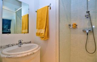 2 Bedroom Amazing Apartment In Uzes - 4