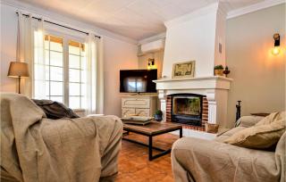 4 Bedroom Lovely Home In Bellegarde - Bellegarde - 9