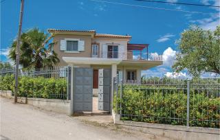 Two-Bedroom Holiday Home In Livanates - Livanates - 4