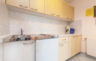 Gorgeous Apartment In Crikvenica - 8