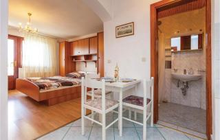 Gorgeous Apartment In Crikvenica - Crikvenica - 4