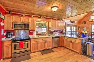 River Dream Cabin on New River with Deck, Fire Pit - 1