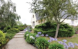 4 Bedroom Cozy Home In Yvias - 1