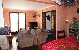 4 Bedroom Cozy Home In Yvias - 2