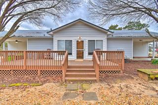 Less Than 1 Mi to Downtown Lillington Home with Deck - Lillington - 0