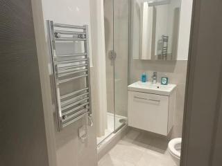 CITY SKYLINE VIEWS 1Bed Studio Apartment Free WIFI & Netflix Sleeps 3 Perfect for Solo & Coupled Travelers - 3