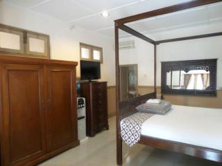 Ndalem Suratin Guesthouse - 5