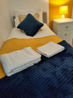 Cheerful Gem of Barking & Dagenham 3 Bedroom House Entire Property - Goodmayes - 6