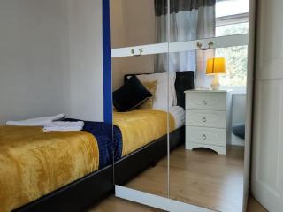 Cheerful Gem of Barking & Dagenham 3 Bedroom House Entire Property - Goodmayes - 3