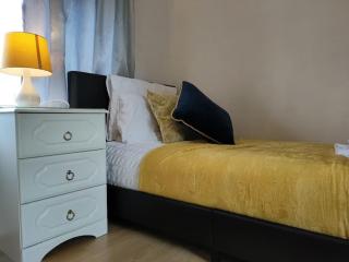 Cheerful Gem of Barking & Dagenham 3 Bedroom House Entire Property - Goodmayes - 2