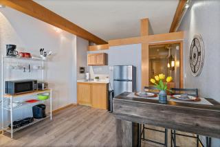 Couples Getaway - Sweet Retreat - European Village Best Location - 6