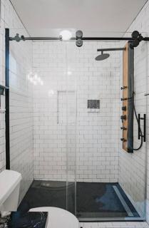 Gorgeous Upstairs Studio with Patio and Laundry - Chico - 1