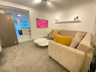 Ecostayr 4 Bed house next to Chatham station and shopping Mall. - 9