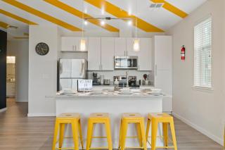 Modern Home 2BR 2BA Free Off-Street Parking & Wifi - 7