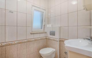 Amazing Apartment In Malinska Dubasnica - 9