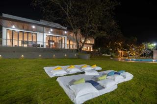 Earth Song by StayVista - Boasting an Open theatre, Games, Spacious lawn, Swimming pool & Conference room - 7